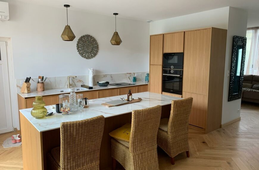 Cuisine sur-mesure avec façades à cadre massif et plan de travail en céramique