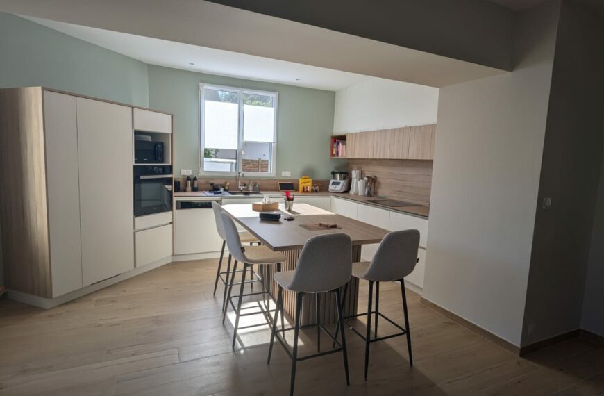 Cuisine sur-mesure avec façades en mélaminé